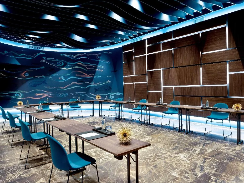 Conferences, de Bonart Naples-Curio Collection by Hilton, Naples