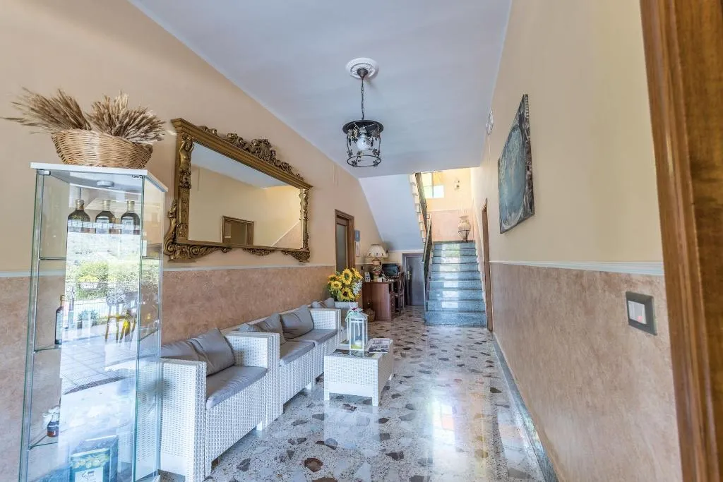 Lobby, La Mortella, Naples