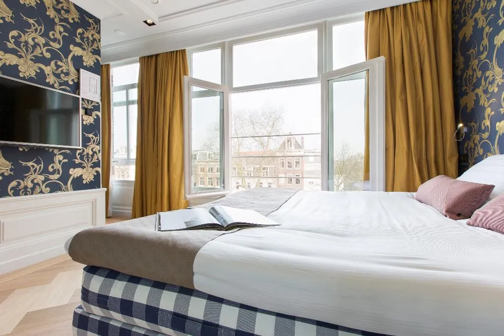 TRIPLE DELUXE CANAL VIEW Room, Amsterdam Canal Hotel, Amsterdam