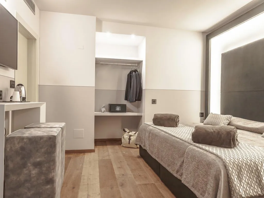 Double or Twin COMFORT Room, Silk Art, Florence