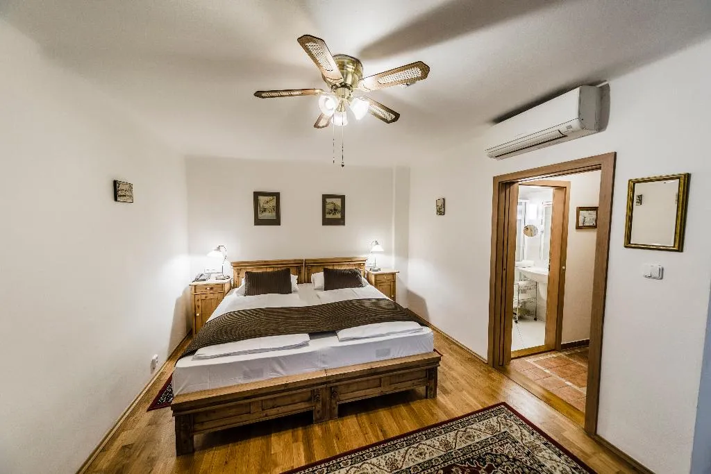 DOUBLE STANDARD Room, Archibald at the Charles Bridge, Prague
