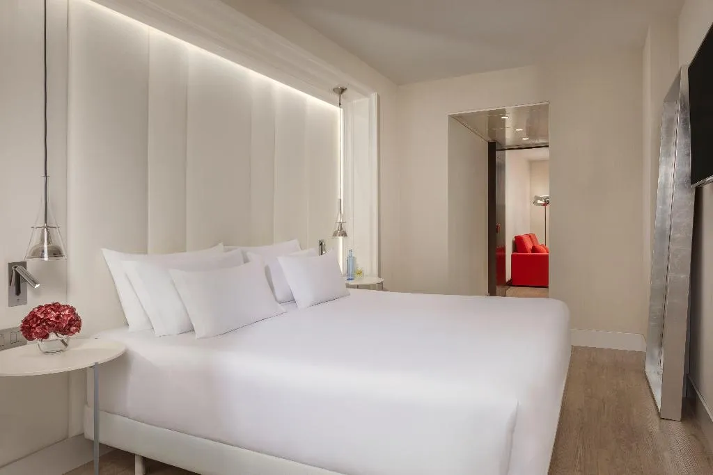 JUNIOR SUITE STANDARD Room, NH Collection Barcelona Gran Hotel Calderón, Barcelona