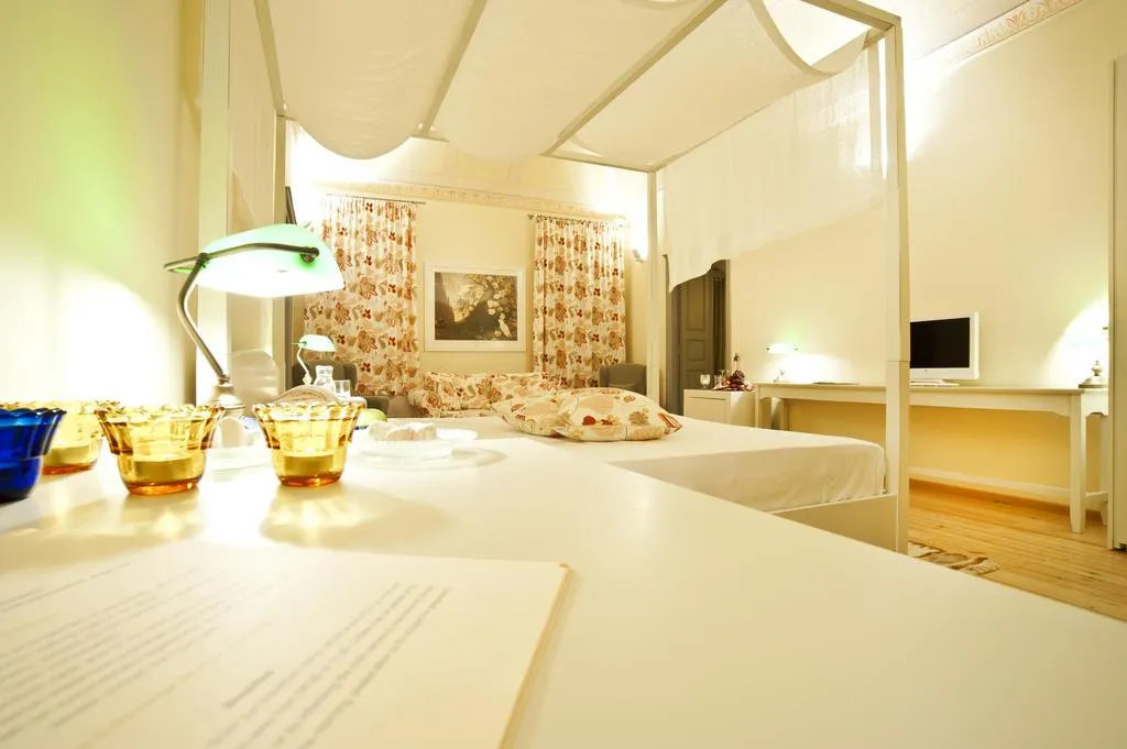 SUITE WITH JACUZZI Room, Markezinis Suites, Santorini
