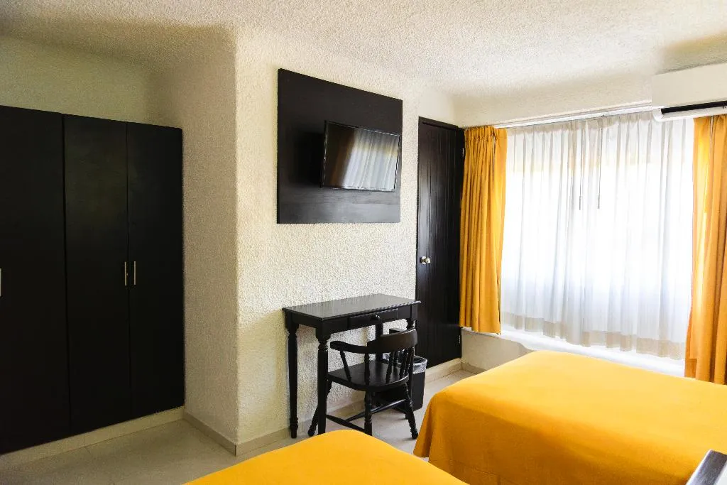 QUADRUPLE STANDARD Room, Antillano, Cancun Area