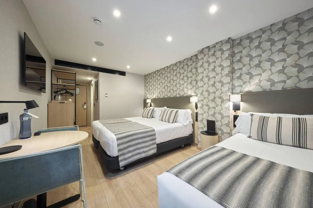 TRIPLE PREMIUM Room, Catalonia Park Güell, Barcelona