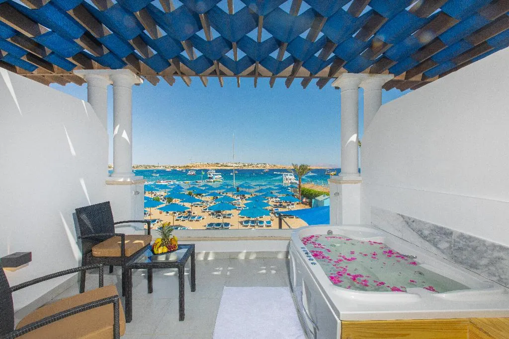 DOUBLE DELUXE WITH JACUZZI Room, Naama Bay Suites & Spa, Red Sea Riviera