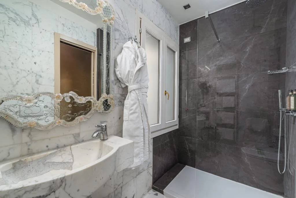 JUNIOR SUITE CANAL VIEW Room, Palazzo Paruta, Venice