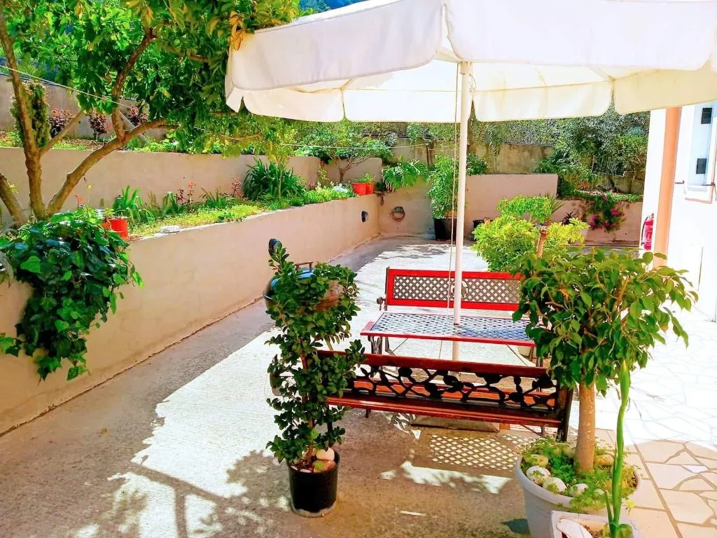 Terrace, Oskars Studios & Apartments, Kefallinia