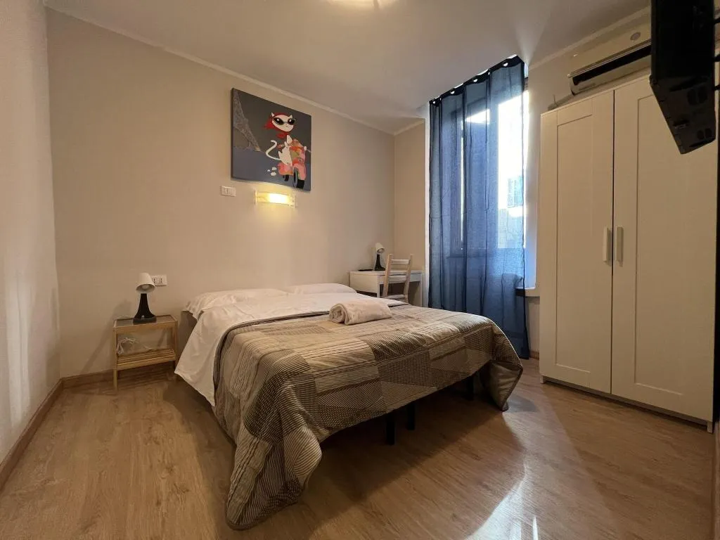 Room, Freedom Traveller, Naples