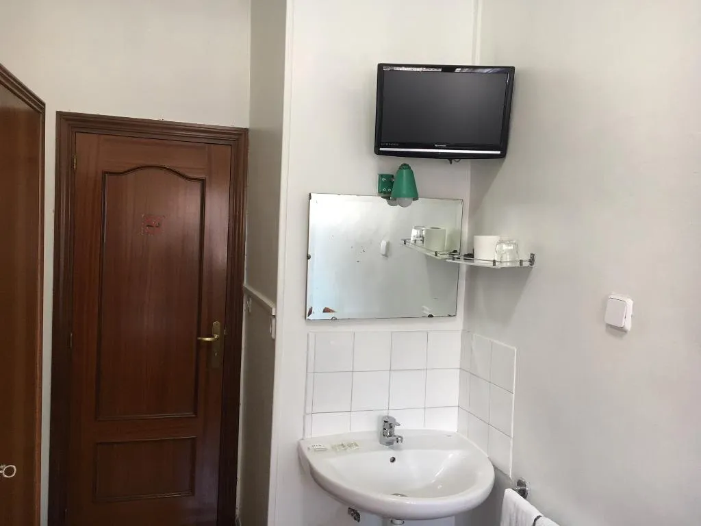 SINGLE WITH SHARED BATHROOM Room, Hostal Splendid, Madrid
