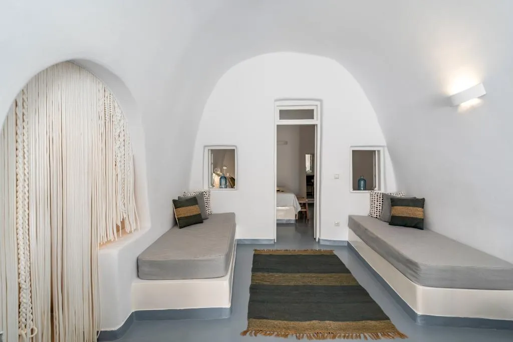 SUITE CAPACITY 4 Room, Cliffside Suites, Santorini