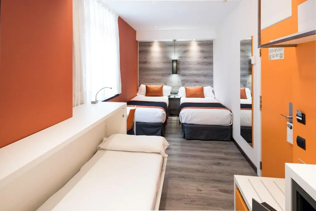 TRIPLE THREE BEDS Room, Catalonia Mikado, Barcelona