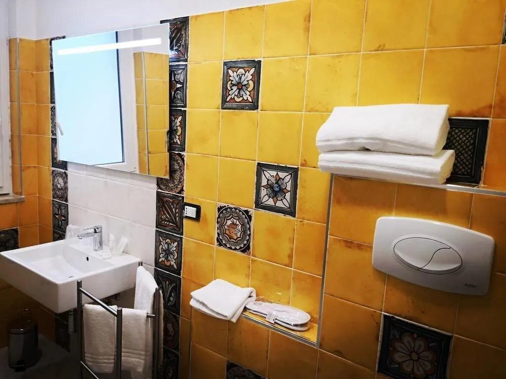 Room, Grand Hotel Del Lago, Palermo