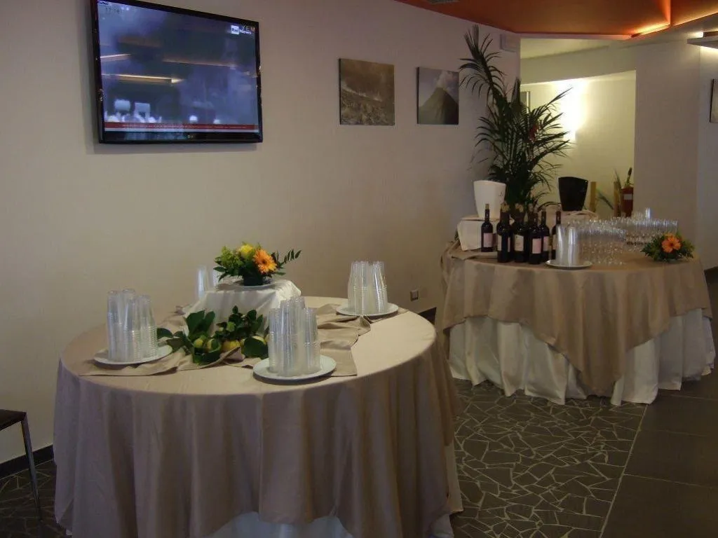 Sports and Entertainment, Tus Hotel, Palermo