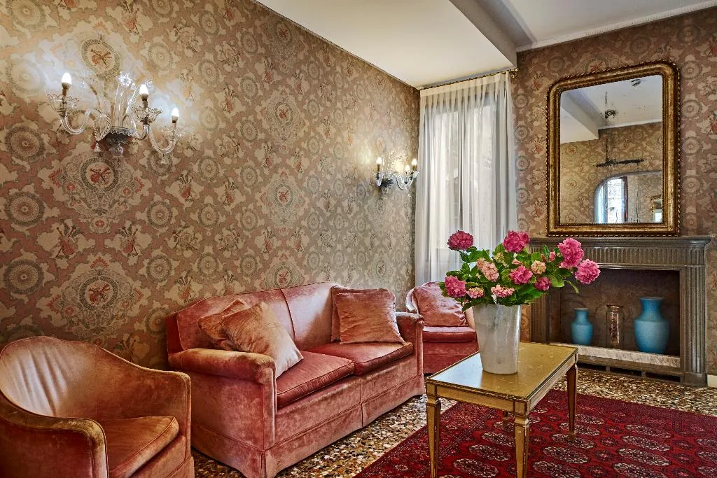 Lobby, Gardena, Venice