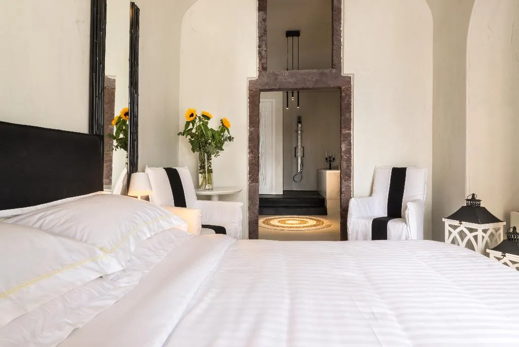 SUITE WITH JACUZZI Room, Mythical Blue Luxury Suites, Santorini