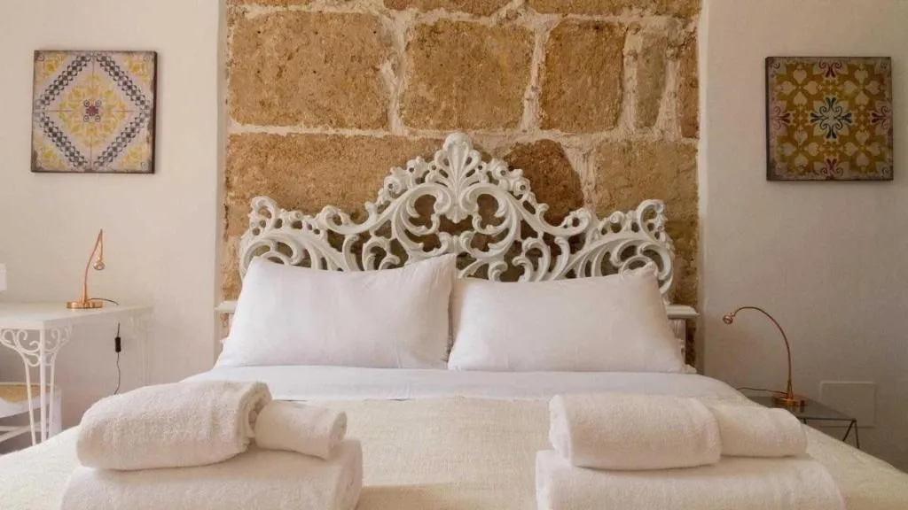 Room, Intalloi, Catania