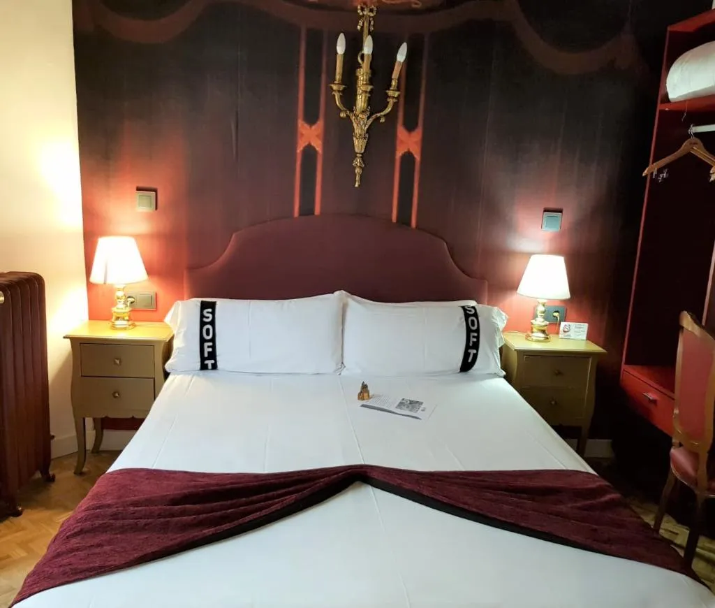 DOUBLE ECONOMY Room, Casual del Teatro Madrid, Madrid