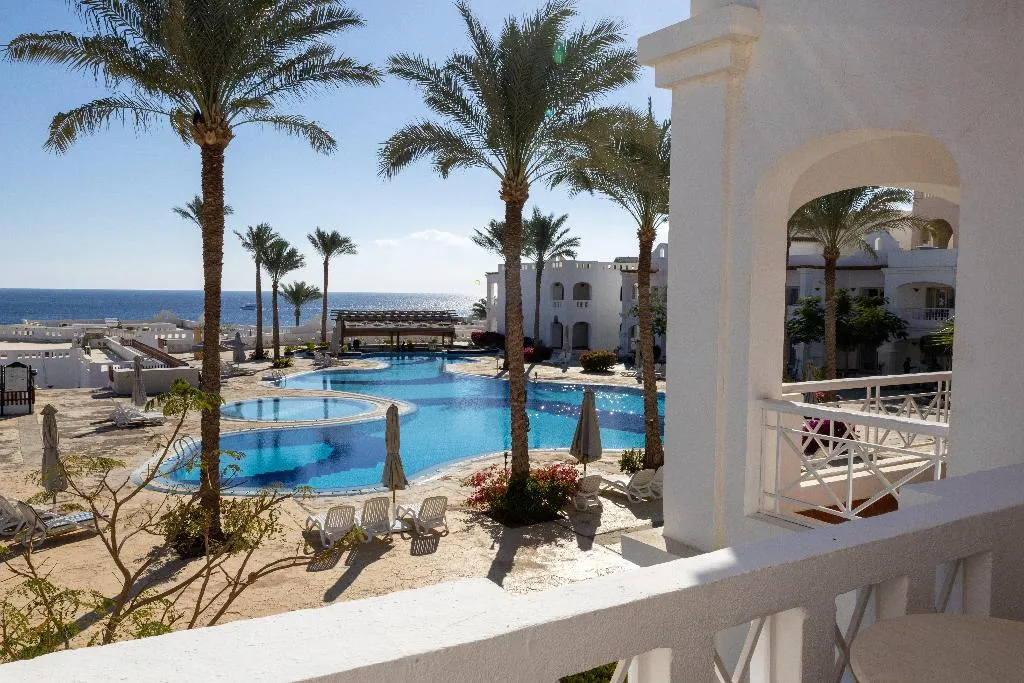 FAMILY ROOM POOL VIEW Room, Continental Plaza Beach, Red Sea Riviera