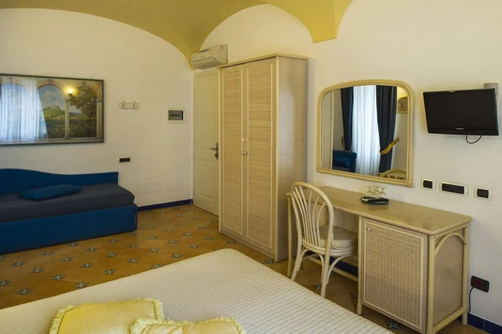 TRIPLE TWO BEDS Room, Bellevue, Naples