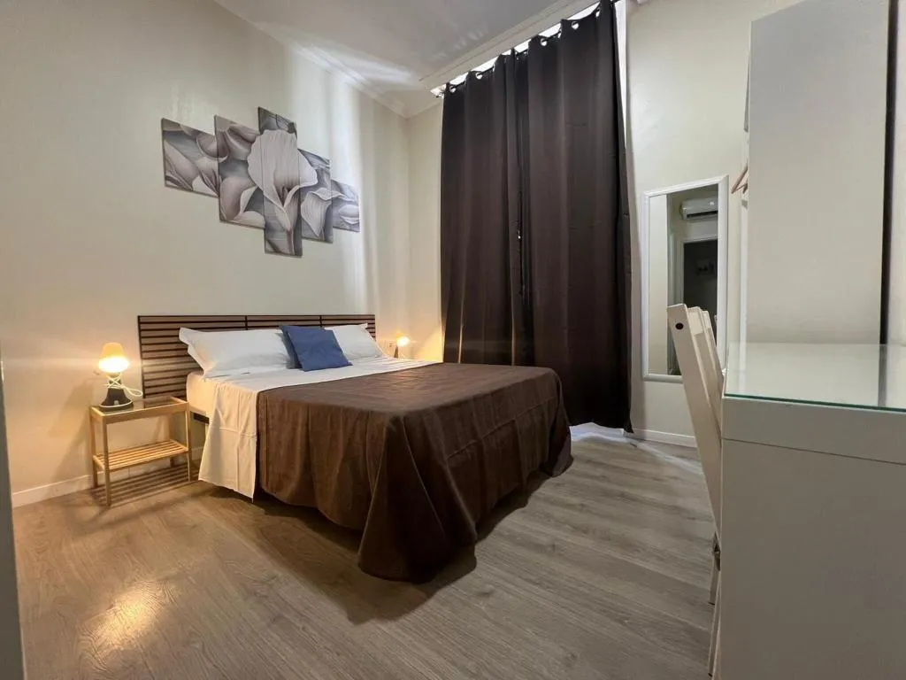 Room, Freedom Traveller, Naples