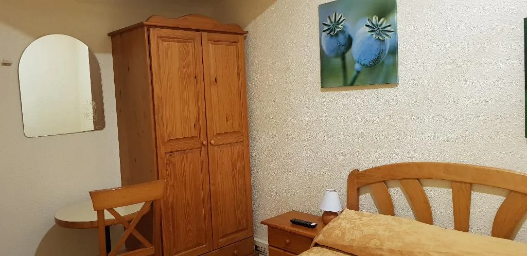 Double or Twin WITH SHARED BATHROOM Room, Cuatro Caños, Madrid