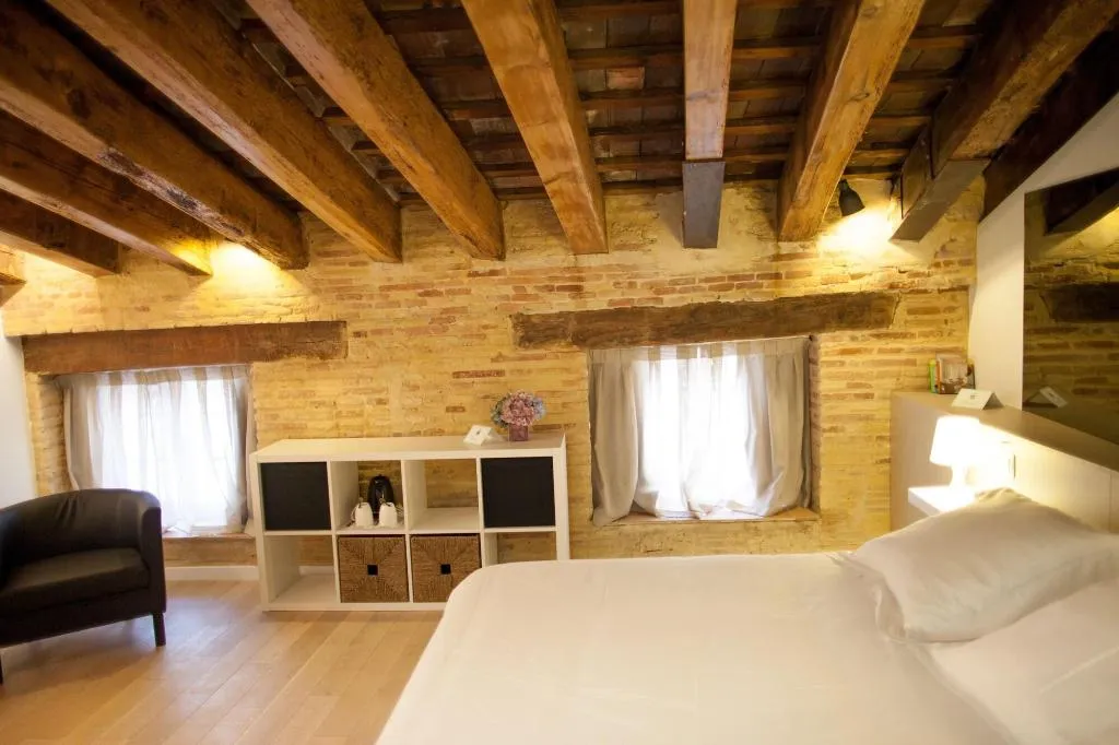 Room, Host & Home, Valencia