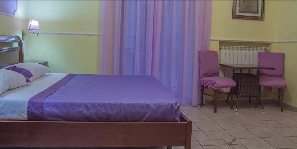 Room, Del Corso, Naples
