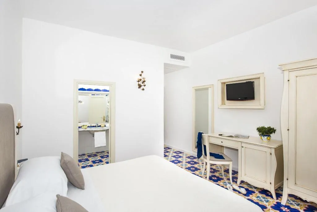 DOUBLE CLASSIC KING BED Room, Savoia, Naples
