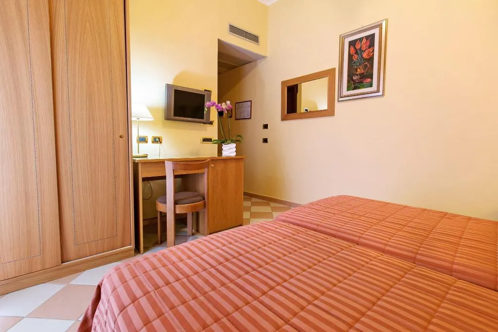 Room, Grand Hotel Moon Valley, Naples