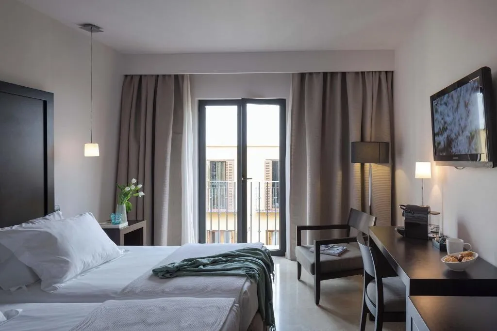 DOUBLE STANDARD Room, Rey Alfonso X, Seville