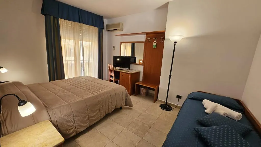 TRIPLE ONE BEDROOM WITH TERRACE Room, GH Hotel & Restaurant, Palermo