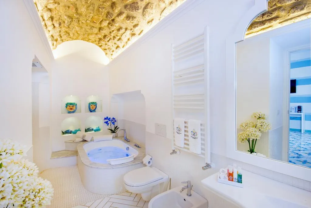 DOUBLE DELUXE WITH JACUZZI Room, Relais Correale Rooms&Garden, Naples