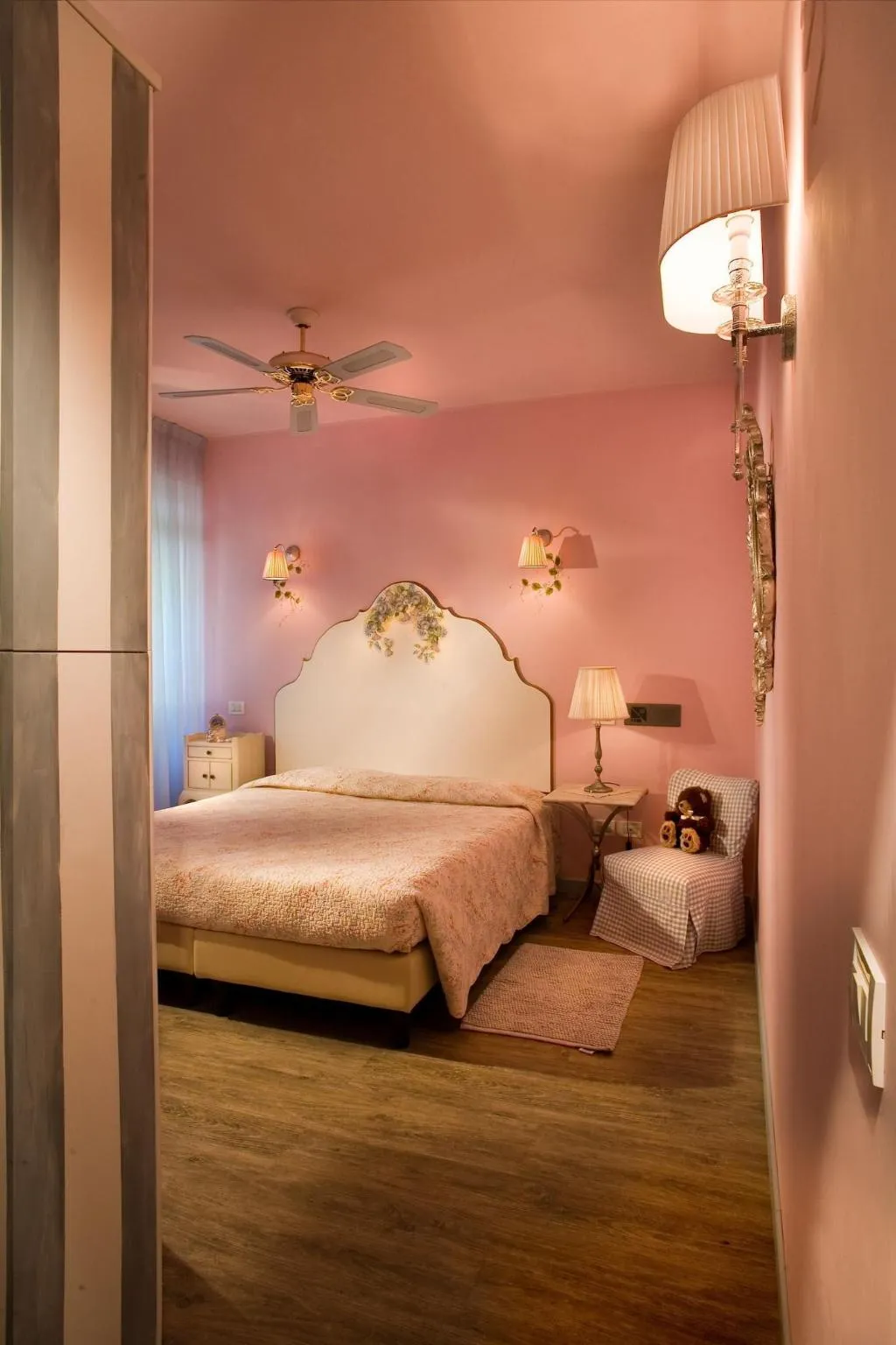 Room, Serenella, Milan