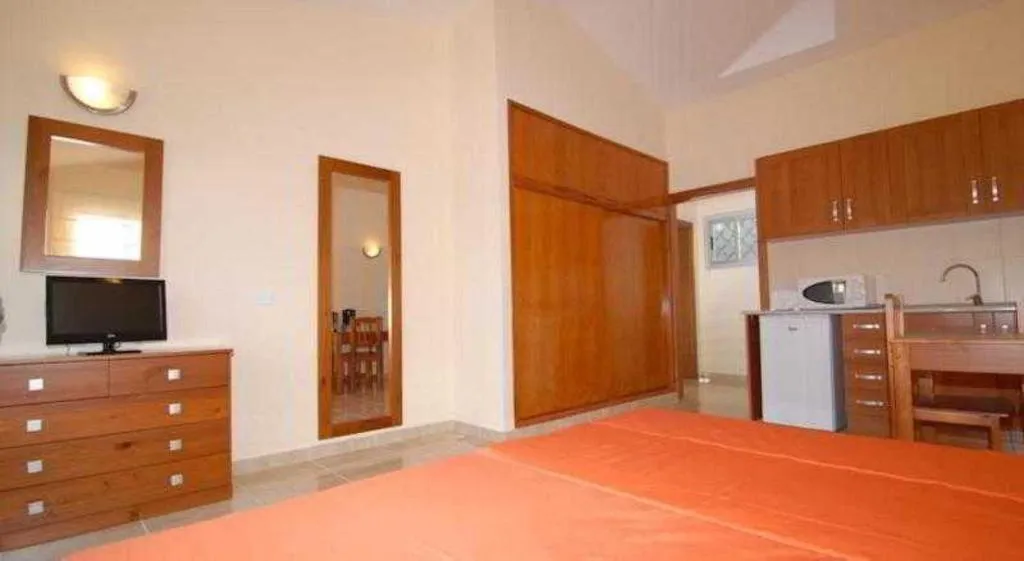 Room, Paradero II, Tenerife