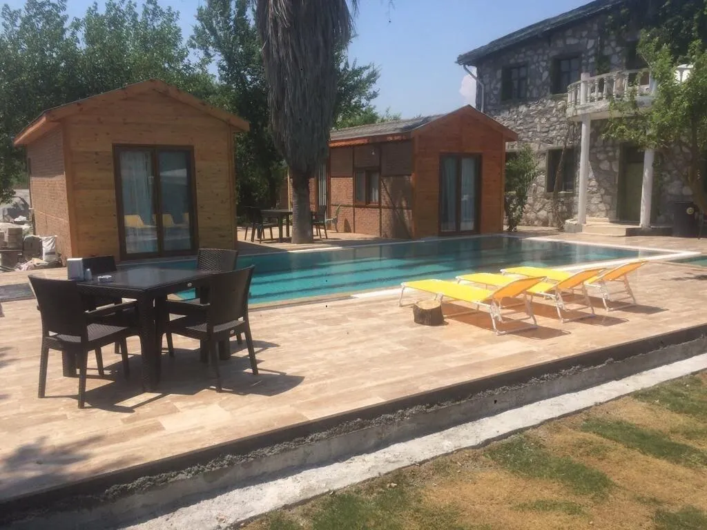 Sports and Entertainment, Otantik Tas Ev, Dalaman