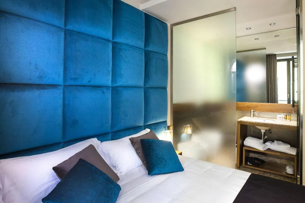 DOUBLE QUEEN SIZE BED Room, Triviho, Rome
