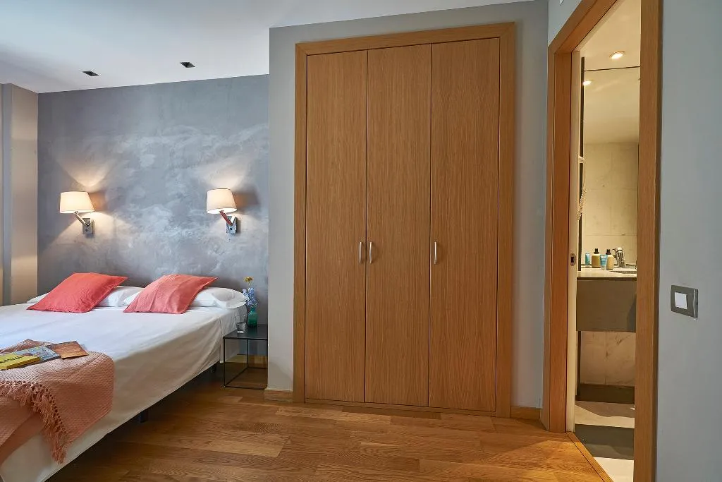 APARTMENT CAPACITY 4 TWO BEDROOMS Room, AinB Sagrada Familia Apartments, Barcelona
