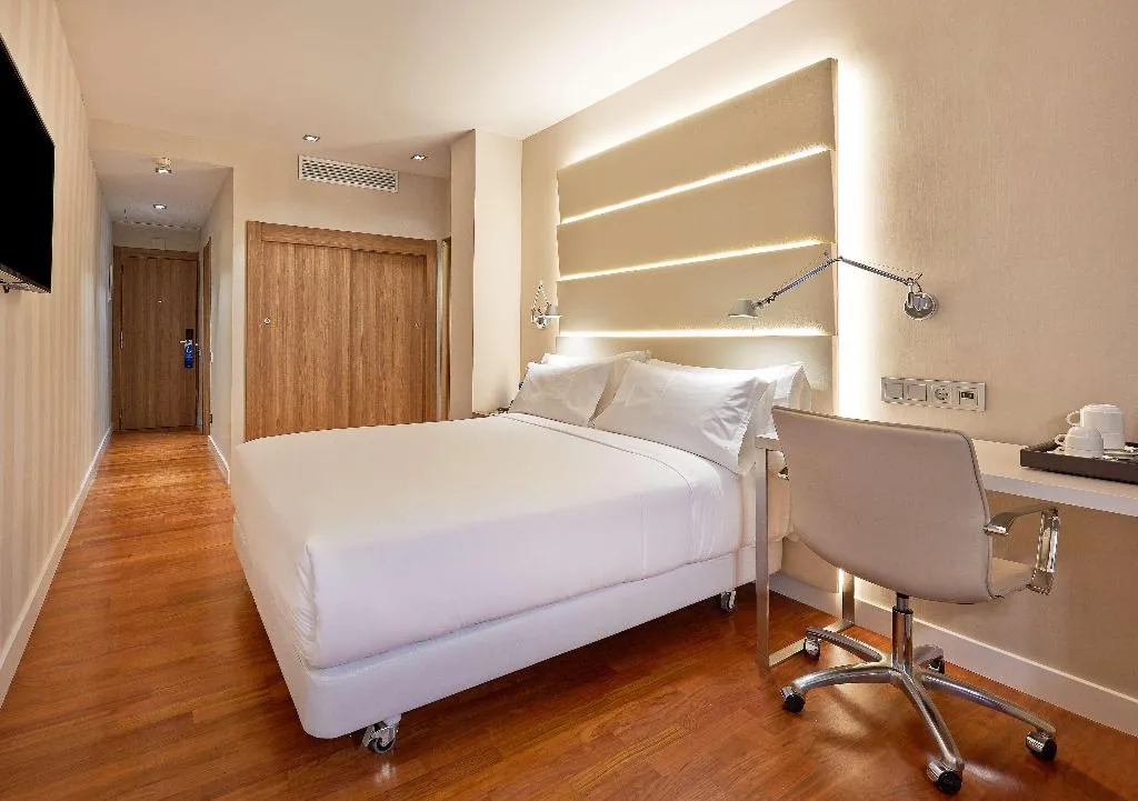 DOUBLE SUPERIOR Room, NH Barcelona Les Corts, Barcelona
