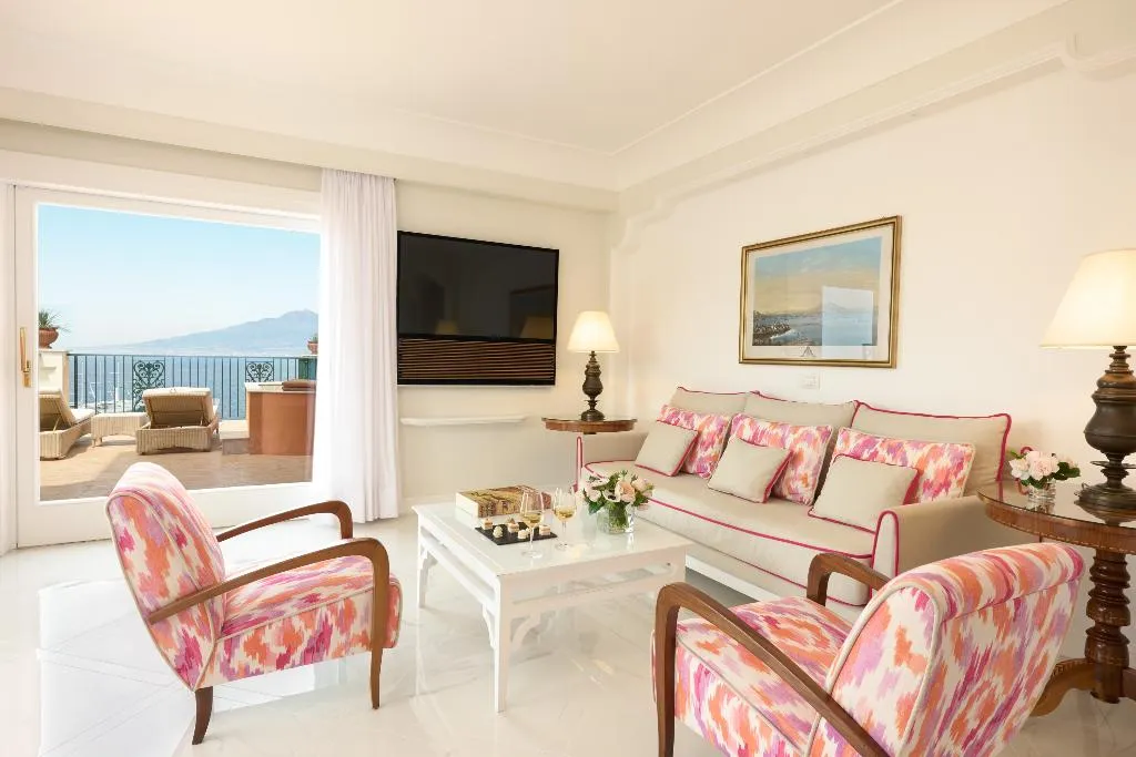 SUITE WITH JACUZZI WITH VIEWS Room, Grand Hotel Royal, Naples