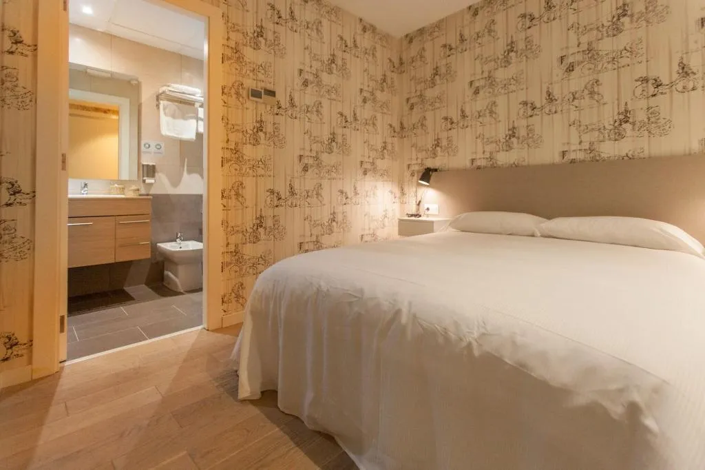 Room, Host & Home, Valencia