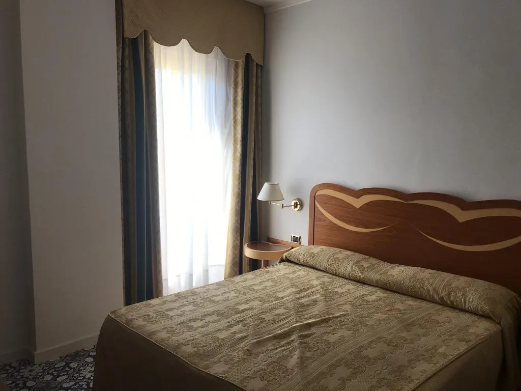 Room, Albatros, Naples