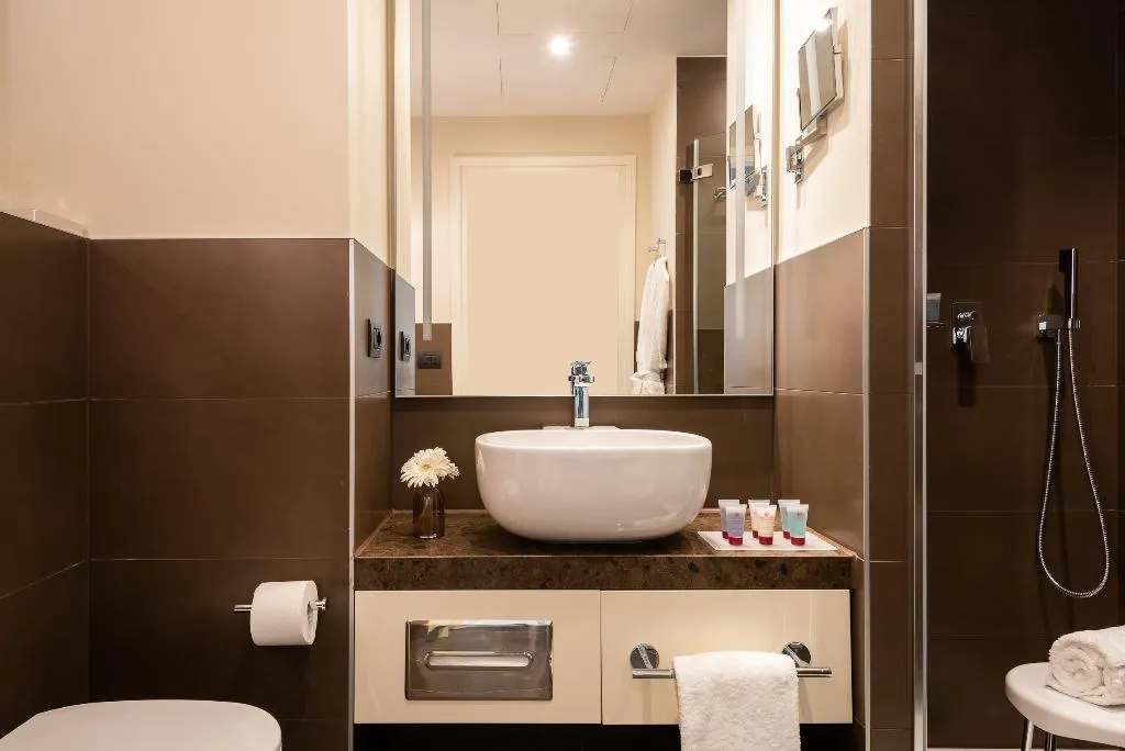 QUADRUPLE DELUXE Room, Leonardo Royal Hotel Venice Mestre, Venice
