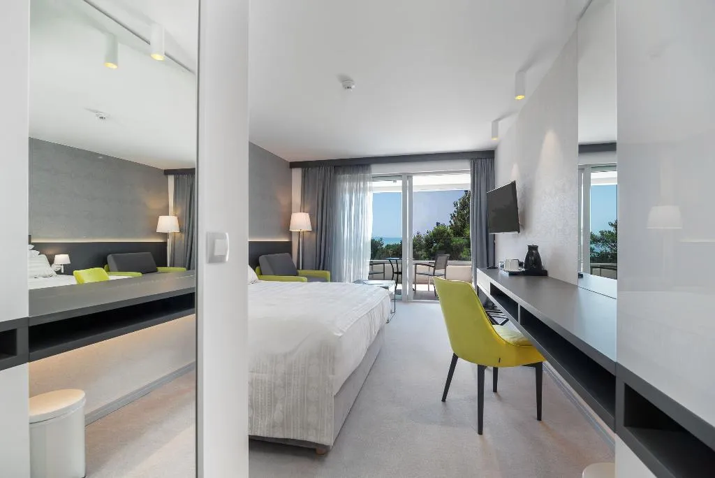DOUBLE DELUXE PARTIAL OCEAN VIEW Room, Boutique Hotel Mirjam, Split