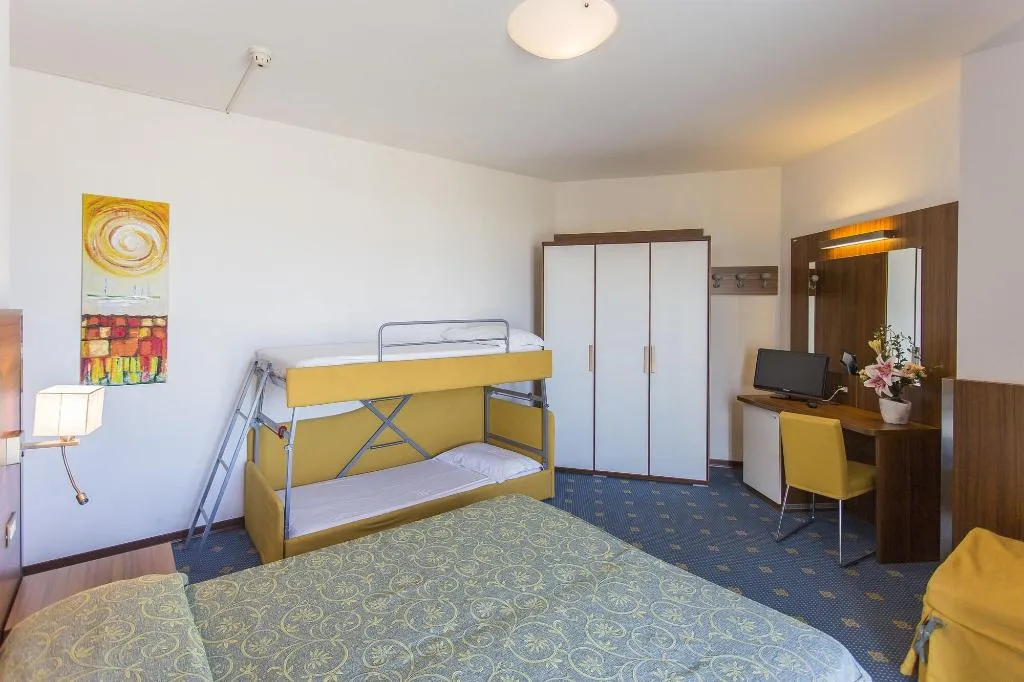Room, Touring, Venice