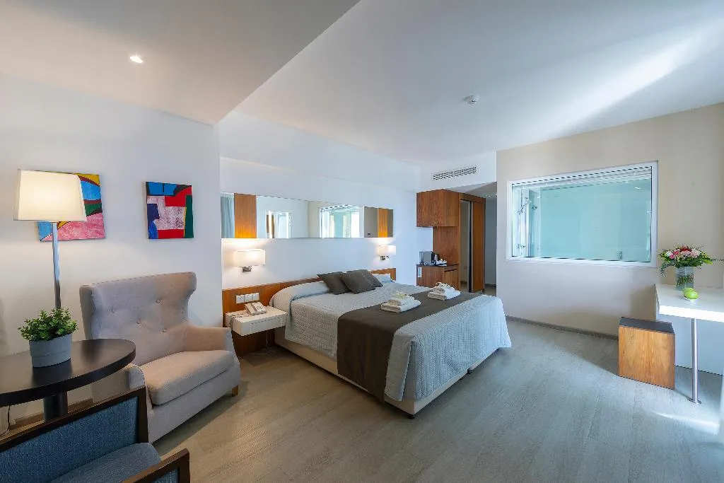 Double or Twin DELUXE WITH JACUZZI Room, Melissi Beach Hotel & Spa, Cyprus
