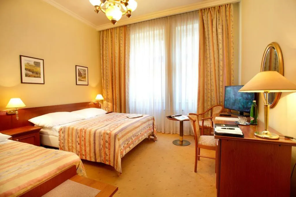 TRIPLE STANDARD Room, Royal Galerie, Prague