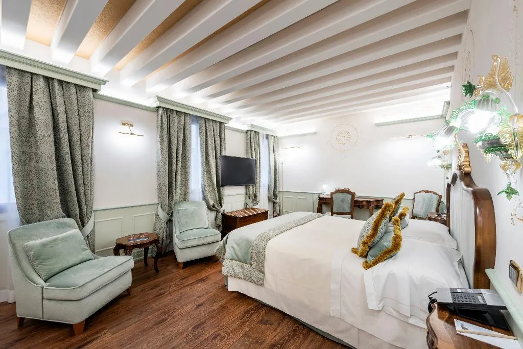 JUNIOR SUITE CLASSIC Room, Monaco and Grand Canal, Venice
