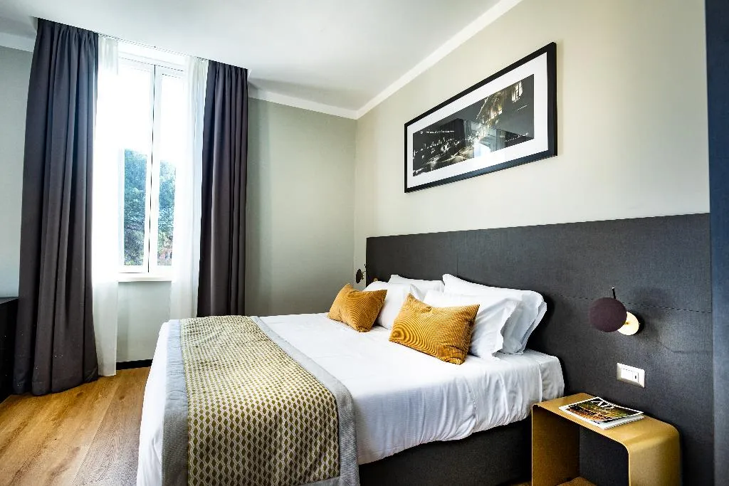 TRIPLE SUPERIOR Room, The Cross, Rome