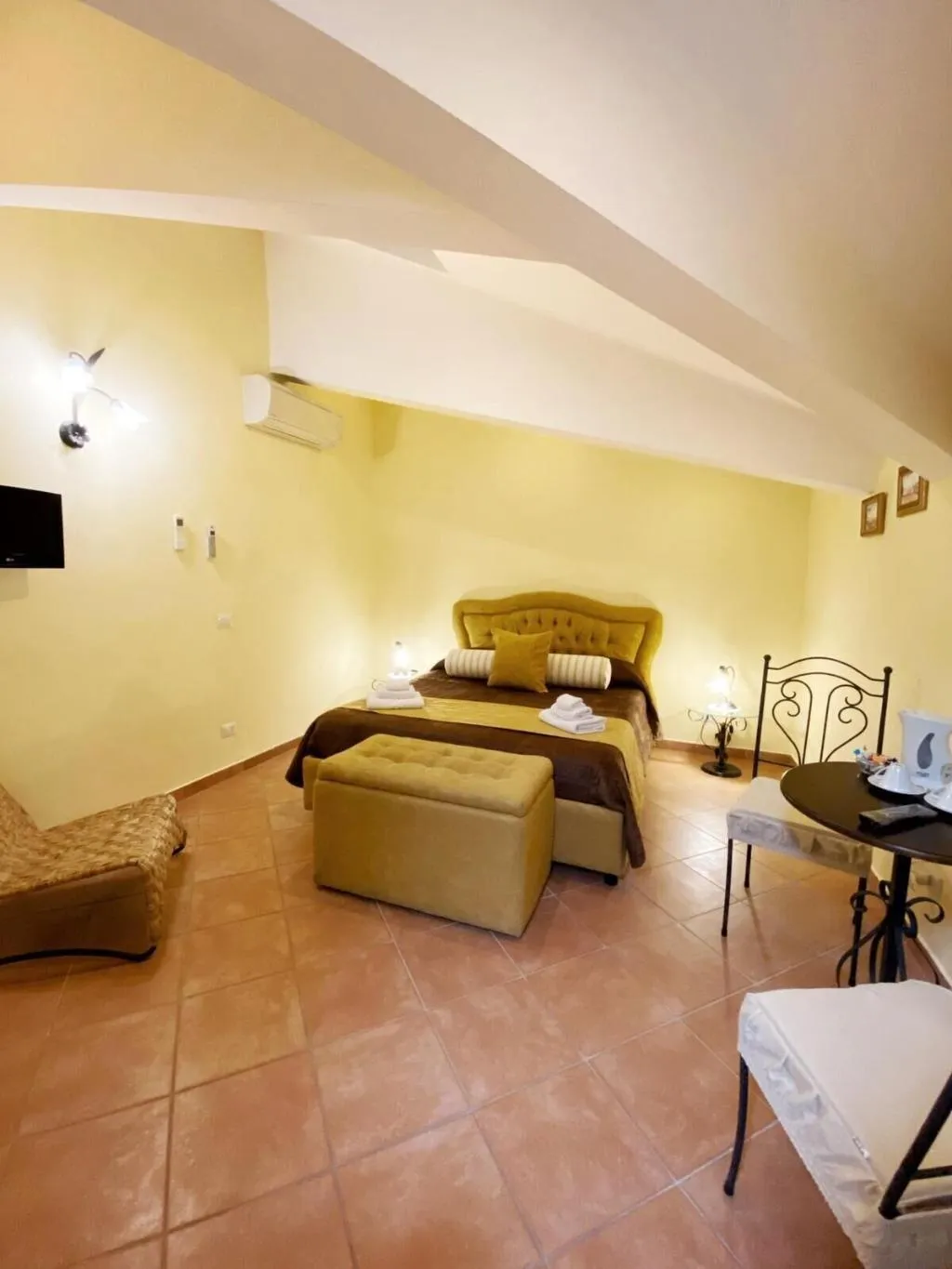 Room, La Gemma, Naples